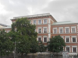 Evangelische Schule am Karlsplatz; Quelle: https://commons.wikimedia.org/wiki/File:Evangelischeschulekarlsplatz.jpg?uselang=de-at
