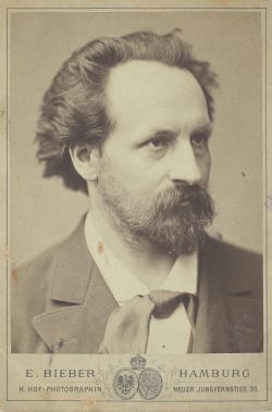 Wien Museum, Inventarnummer HMW 218736; Emilie Bieber (Fotografin), Adolf von Wilbrandt (1827-1911), Schriftsteller, Burgtheaterdirektor (rückseitig eigenhändige Widmung an Josef Rister), 1883, Wien Museum Inv.-Nr. 218736, CC0 (https://sammlung.wienmuseum.at/objekt/377783/)