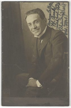 Wien Museum, Inventarnummer HMW 78998/83; Erwin Raupp (Fotograf), Alexander Girardi (1850-1918), Schauspieler (eigenhändige Widmung), 1906 (Gebrauch), 1906 (Abzug), 1905 (Aufnahme), Wien Museum Inv.-Nr. 78998/83, CC0 (https://sammlung.wienmuseum.at/objekt/6303