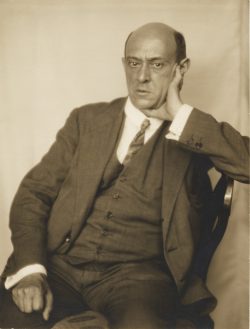 Wien Museum, Inventarnummer HMW 44792; Schlosser & Wenisch (Fotoatelier), Arnold Schönberg (1874-1951), Komponist, 1924, Wien Museum Inv.-Nr. 44792, CC0 (https://sammlung.wienmuseum.at/objekt/411370/)