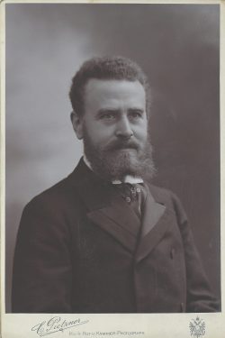 Wien Museum, Inventarnummer HMW 70550/73; Karl (Carl) Pietzner sen. (Fotograf), Charles Weinberger (auch Carl Weinberger, eig. Karl Rudolf Michael Weinberger, 1861-1939), Operettenkomponist, um 1895–1905, Wien Museum Inv.-Nr. 70550/73, CC0 (https://sammlung.wi