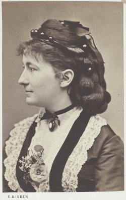 Wien Museum, Inventarnummer HMW 120212/25; Emilie Bieber (Fotografin), Charlotte Wolter (1834-1897), Schauspielerin, um 1870, Wien Museum Inv.-Nr. 120212/25, CC0 (https://sammlung.wienmuseum.at/objekt/197325/)