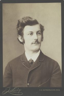 Wien Museum, Inventarnummer HMW 51588; Josef Löwy (Fotograf), Eduard Leisching (1858-1938), Kunsthistoriker (rückseitig eigenhändige Widmung an Friedrich Schlögl), 1884 (Gebrauch), Wien Museum Inv.-Nr. 51588, CC0 (https://sammlung.wienmuseum.at/objekt/477828/)