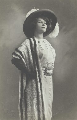 Wien Museum, Inventarnummer HMW 90769/90; Magazin Metropol (Kunsthandel), Eugen Schöfer (Fotograf), Ernestine "Tini" Senders (verh. Hollitzer, 1874-1941), Schauspielerin, Sängerin, um 1910, Wien Museum Inv.-Nr. 90769/90, CC0 (https://sammlung.wienmuseum.at/objekt/568651/)