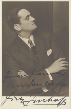 Wien Museum, Inventarnummer HMW 76254/2; Residenz-Atelier (Fotoatelier), Fritz Imhoff (Pseudonym), eigentl. Friedrich Arnold Heinrich Jeschke (1891-1961), Schauspieler, Sänger, Komiker (eigenhändige Widmung), 1920–1921, Wien Museum Inv.-Nr. 76254/2, CC0 (https://sammlung.wienmuseum.at/objekt/428254/)