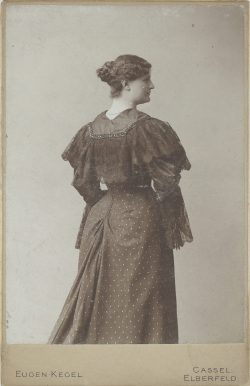 Wien Museum, Inventarnummer HMW 90768/17; Eugen Kegel (Fotograf), Hedwig Bleibtreu (1868-1858), Schauspielerin, um 1890, Wien Museum Inv.-Nr. 90768/17, CC0 (https://sammlung.wienmuseum.at/objekt/542395/)