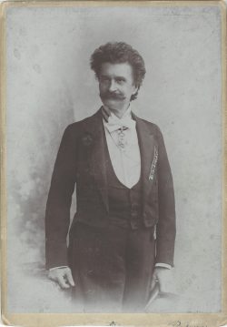 Wien Museum, Inventarnummer HMW 67835; Karl (Carl) Pietzner sen. (Fotograf), Johann Strauss Sohn (1825-1899), Kapellmeister, Komponist, 1904 (Abzug), Wien Museum Inv.-Nr. 67835, CC0 (https://sammlung.wienmuseum.at/objekt/414088/)