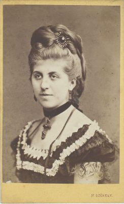Wien Museum, Inventarnummer HMW 120230/103; Josef Székely (Fotograf), Olga Lewinsky (1853-1935), Schauspielerin, um 1870, Wien Museum Inv.-Nr. 120230/103, CC0 (https://sammlung.wienmuseum.at/objekt/198252/)