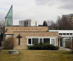 Versöhnungskirche Linz Dornach, Quelle: https://commons.wikimedia.org/wiki/File:Vers%C3%B6hnungskirche_Linz-Dornach_II.jpg?uselang=de-at