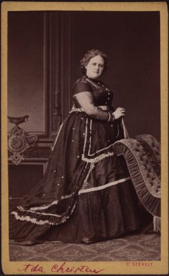 Wien Museum, Inventarnummer HMW 103431/59; Josef Székely (Fotograf), Ada Christen (1839-1901), Schriftstellerin, um 1875–1880, Wien Museum Inv.-Nr. 103431/59, CC0 (https://sammlung.wienmuseum.at/objekt/178982/)