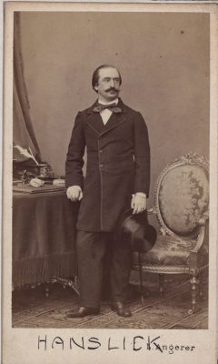 Wien Museum, Inventarnummer HMW 76622/137; Ludwig Angerer (Fotograf), Eduard Hanslick (1825-1904), Schriftsteller, Kritiker, um 1865, Wien Museum Inv.-Nr. 76622/137, CC0 (https://sammlung.wienmuseum.at/objekt/469177/)