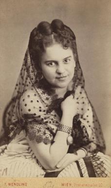 Fotograf Friedrich Wendling. © Bildarchiv Austria, ÖNB , Inv.-Nr. Pf 413 : B (1) POR MAGAuch: Friedrich Wendling (Fotograf), Josefine Gallmeyer (1838-1884), Schauspielerin, Rollenbild, um 1870, Wien Museum Inv.-Nr. 220681, CC0 (https://sammlung.wienmuseum.at/objekt/19378/)