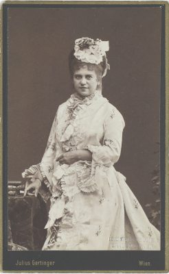 Wien Museum, Inventarnummer HMW 66392/99; Isidor Hatschek (Kunsthandel), Julius Gertinger (Fotograf), Josefine Gallmeyer (1838-1884), Schauspielerin, Theaterdirektorin, um 1875, Wien Museum Inv.-Nr. 66392/99, CC0 (https://sammlung.wienmuseum.at/objekt/436416/)