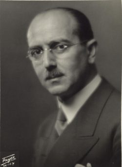 Hans Kelsen, etwa 1930, Foto Georg Fayer <br />© Bildarchiv Austria, ÖNB, Signatur/Inv-Nr. etc.Pf 6505 C(3) POR MAG; Zitierlink http://data.onb.ac.at/rec/baa8026867. Auch in Wikimedia Commons.